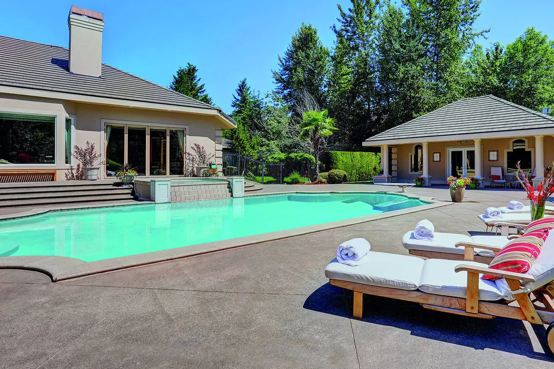 Casa con impresionante piscina pavimentada con hormigón impreso en Aranjuez.